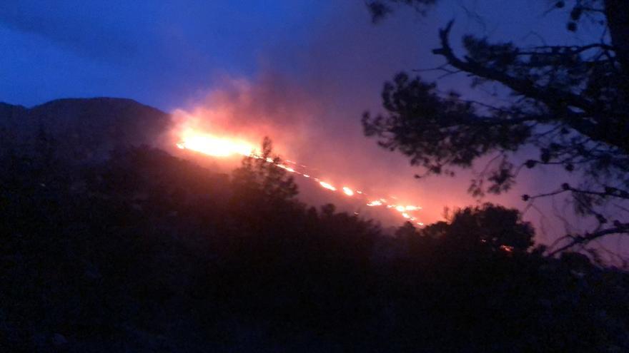 Las llamas devastan el monte en un incendio forestal en Aigües