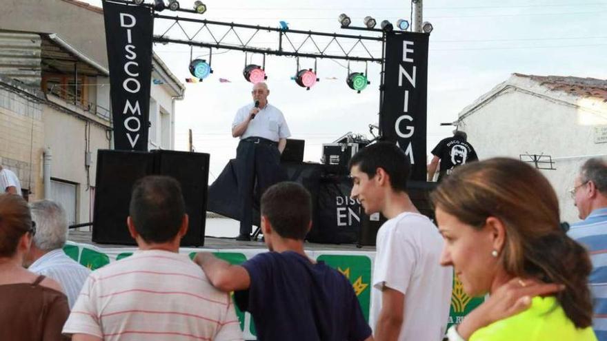 El párroco José Muñoz Miñambres, durante el pregón que dio inicio a las fiestas de Alviar.