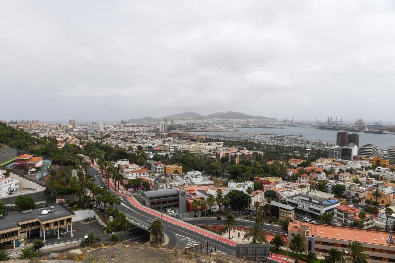 06-07-20   LAS PALMAS DE GRAN CANARIA. MIRADORES DE LA CIUDAD-CRUCE DE ARINAGA. LAS PALMAS DE GRAN CANARIA-AGUIMES. Calima y altas temperaturas en el Cruce de Arinaga.  Fotos: Juan Castro.  | 06/07/2020 | Fotógrafo: Juan Carlos Castro