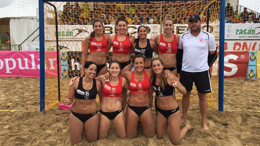 Las chicas campeonas de España en la arena.
