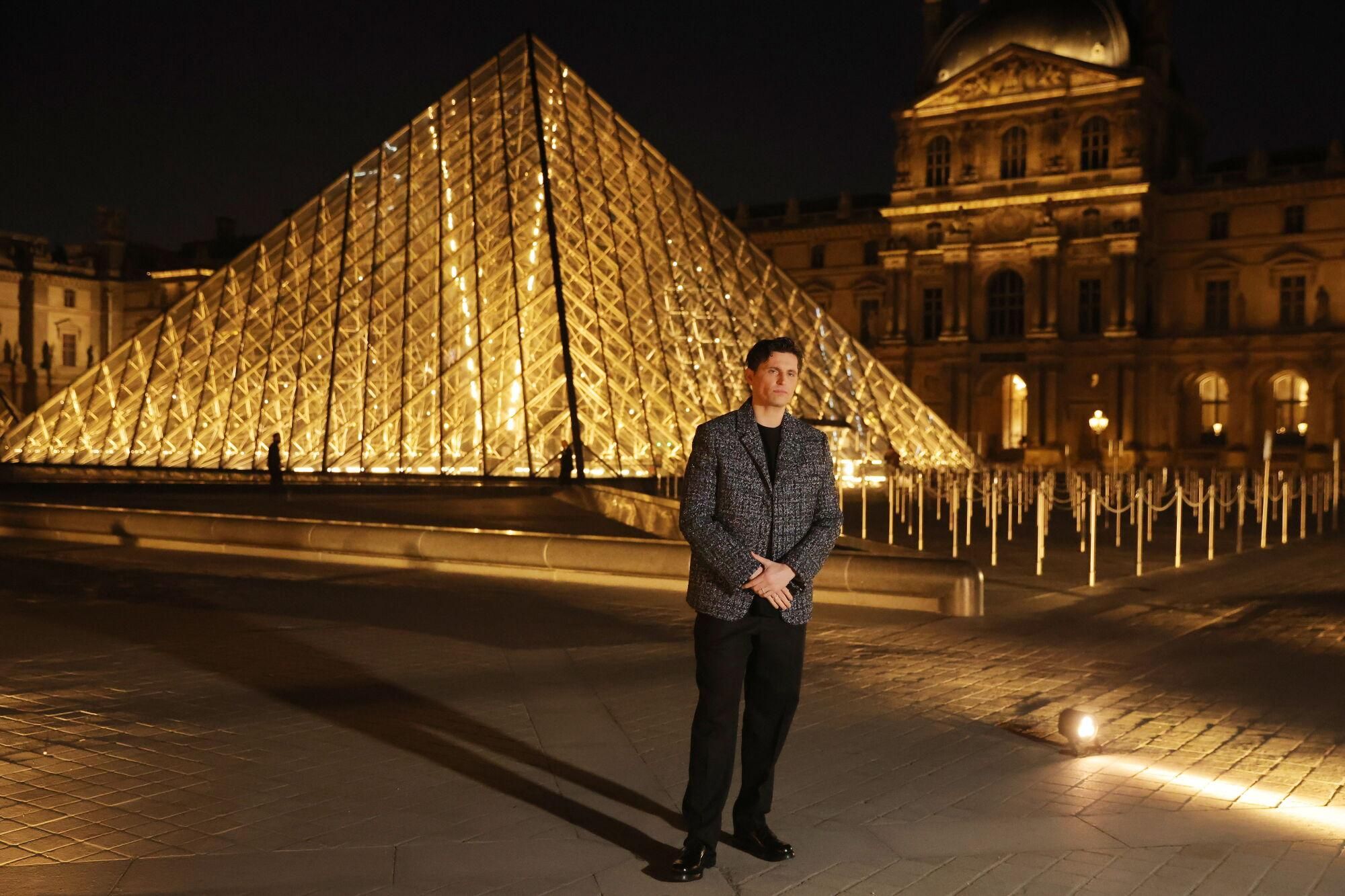 Paris (France), 04/03/2025.- French actor Rafael Quenard arrives for the 'Le Grand Diner du Louvre' at the Louvre Museum in Paris, France, 04 March 2025. The Louvre Museum is hosting the gala dinner to mark the official opening of Paris Fashion Week and to raise funds to support the Louvre's restoration projects, educational programs, and initiatives aimed at making the museum more accessible to a broader audience. (Moda, Francia) EFE/EPA/TERESA SUAREZ