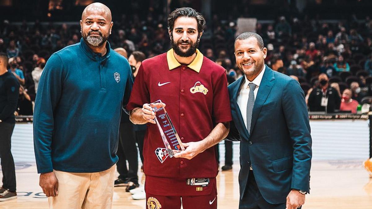 Ricky Rubio recibe el premio NBA Cares Community Assist Award.