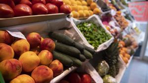 Archivo - Detalle de un puesto de frutas y verduras de un mercado de abastos.