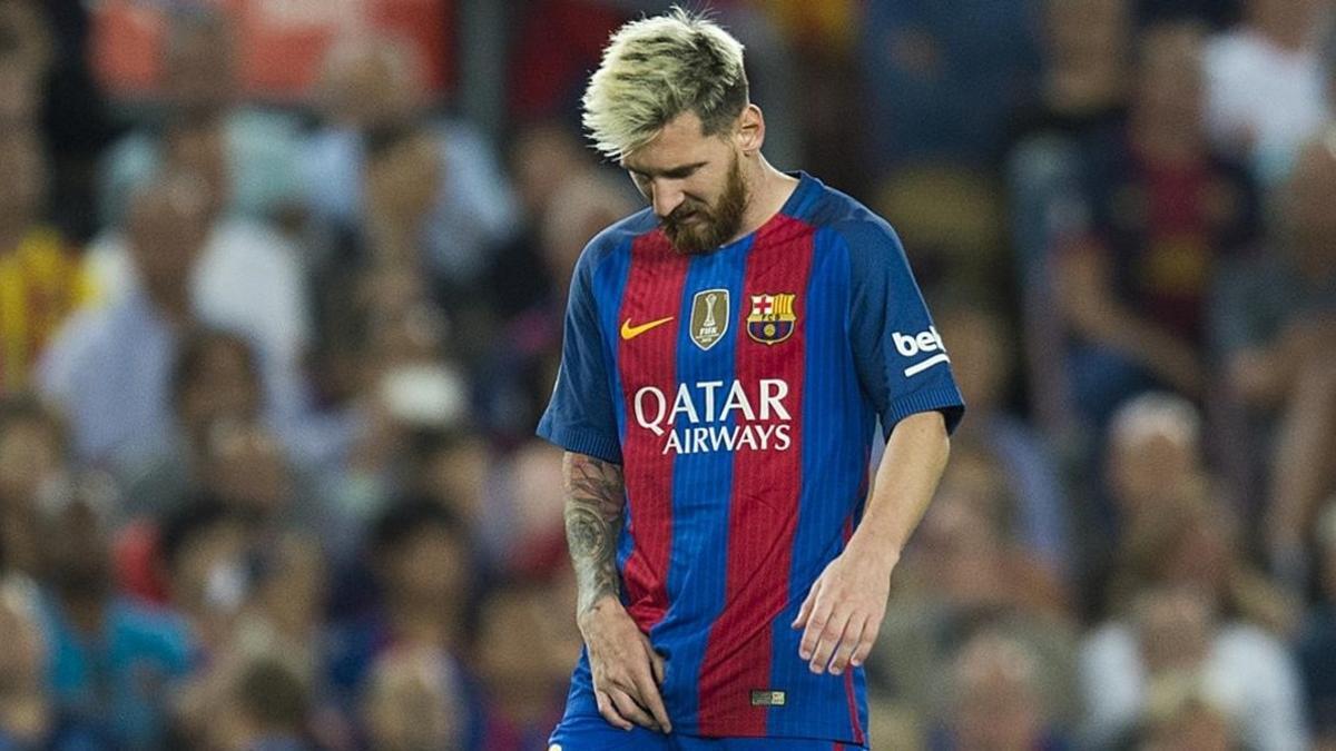 Leo Messi se duele del aductor de la pierna derecha durante el partido ante el Atlético.