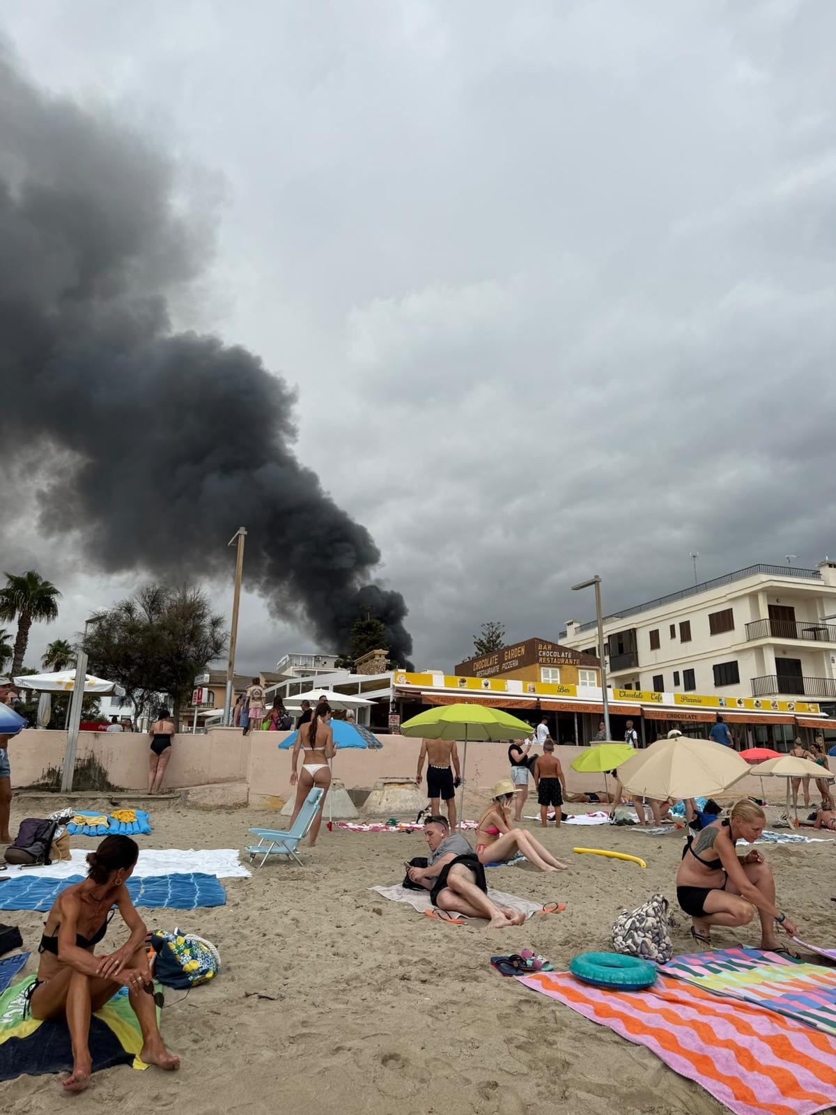 Der Brand war auch vom Strand aus zu sehen.