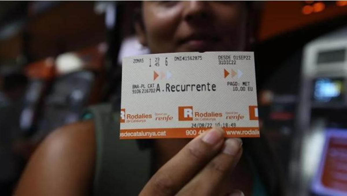 Usuaris de RENFE amb el bitllet acabat d'adquirir