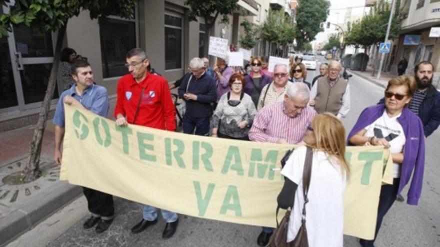 Decenas de vecinos de Los Dolores, contra el puente del AVE