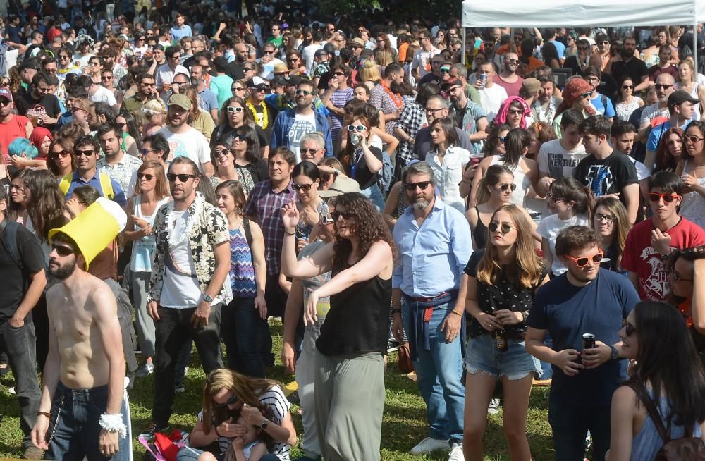 El festival congregó ayer en A Illa das Esculturas a miles de personas para disfrutar de buena comida y la música de bandas como Novedades Carminha o Terbutalina