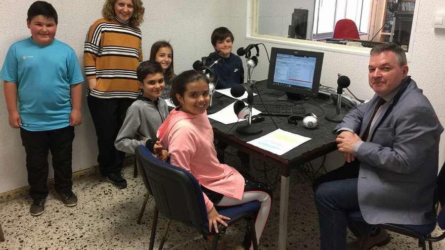 De pie, Manuel Valle y Anuka García. Sentados, empezando por la izquierda, Maxi González, Carla Bulnes, Raúl Martínez, Marina Alonso y Xosé Antón González, en la radio del colegio Reconquista de Cangas de Onís, ayer.