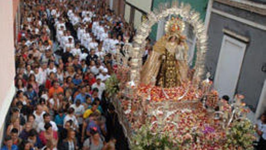 La Virgen estrena manto