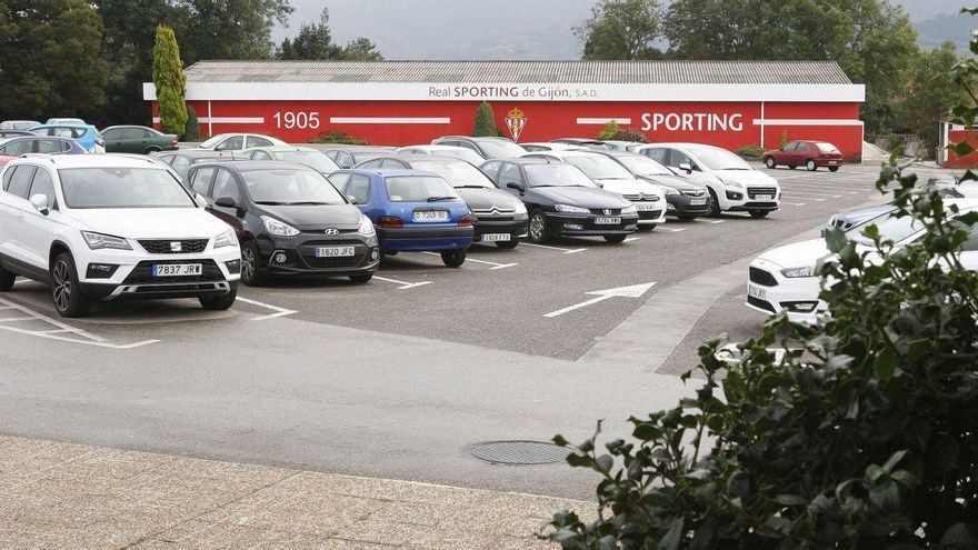 Al fondo, a la derecha, acceso a la finca anexa a Mareo que sirve para complementar las plazas de aparcamiento de la Escuela. | LNE