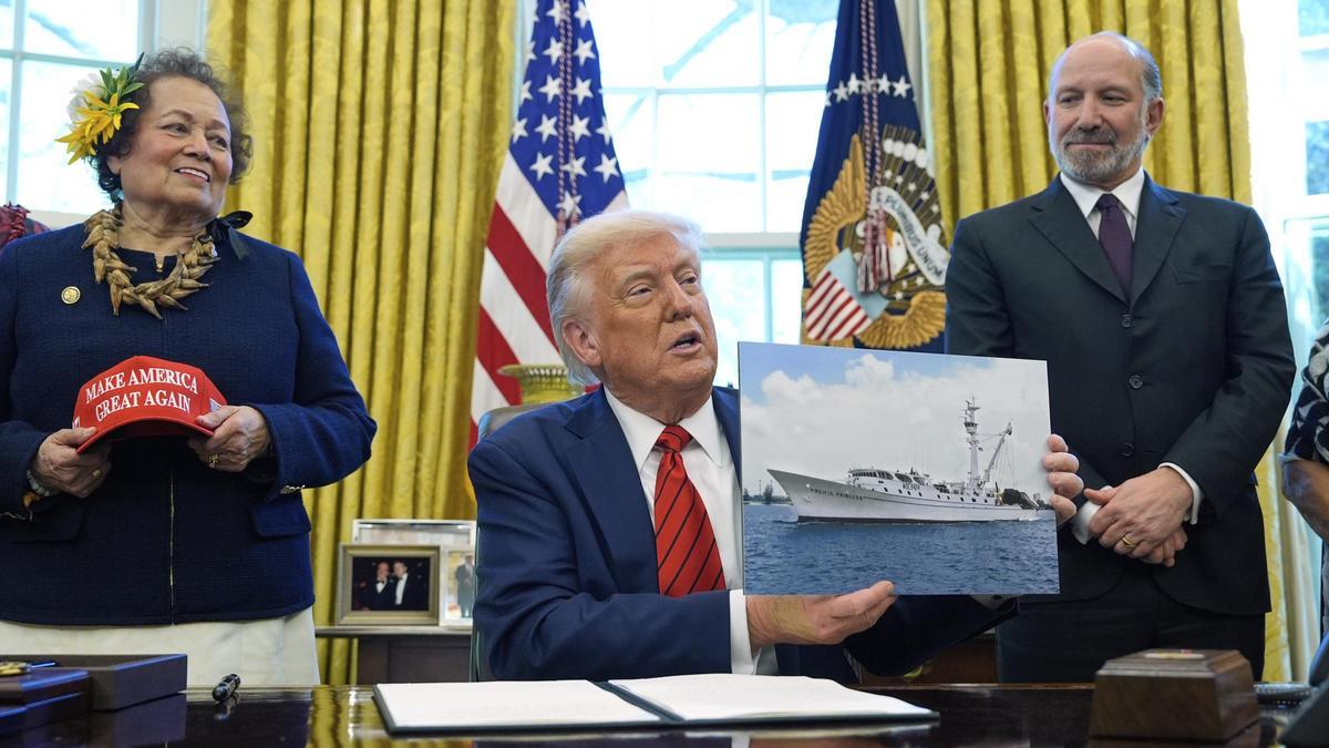 Trump, con la foto de un atunero durante la firma para abrir a la pesca una zona marina protegida en el Pacífico