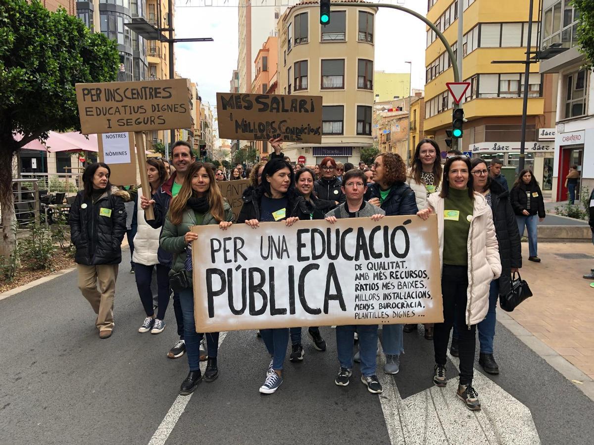Manifestación por 'mejores salarios y mejores centros' en la jornada de huelga educativa en Castelló.