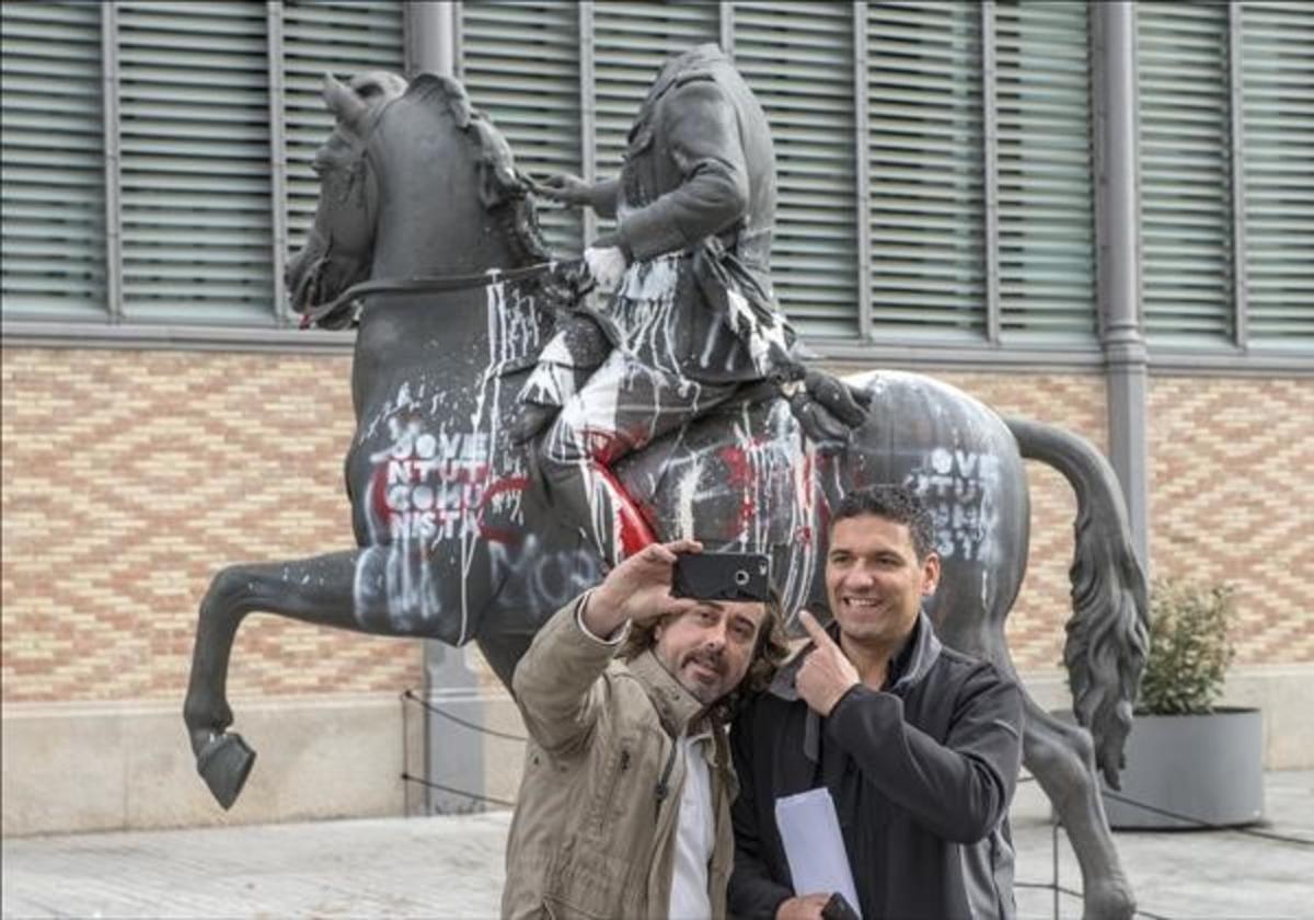 Barcelona 19 10 2016 Estatua de Franco manchada de pintura y huevos en el Born Selfie con la estatua