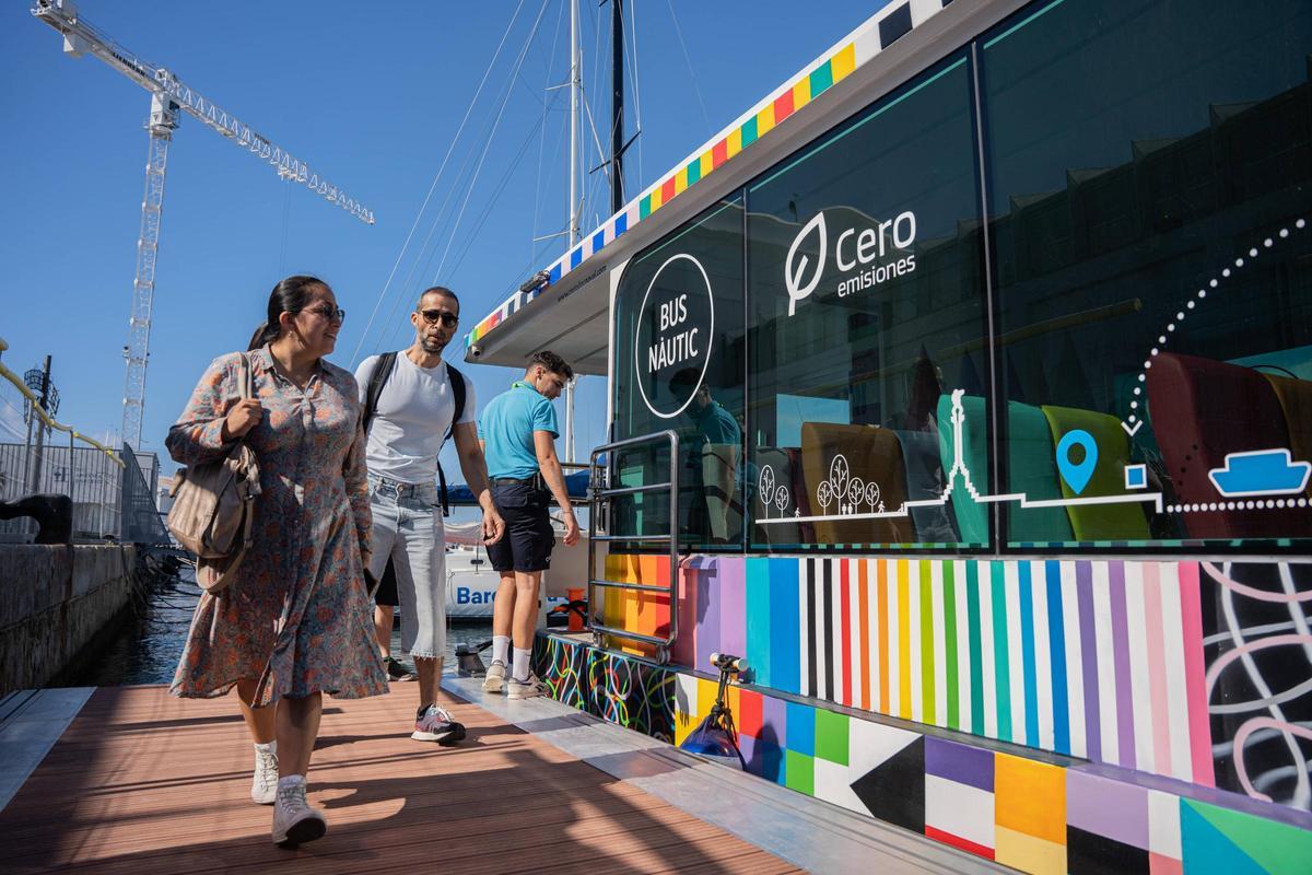 El bus náutico de Barcelona recibe sus primeros pasajeros