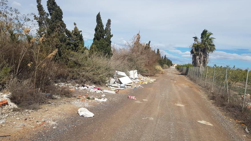 El alcalde de Los Montesinos reprocha al Ayuntamiento de Torrevieja la falta de limpieza de vertidos ilegales en la laguna