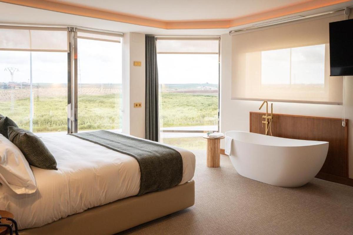 Una de las habitaciones del Hospedium Hotel A Mar en Tierra de Barros
