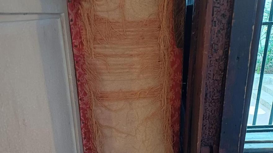 Vídeo | Las telas del Cuarto del Almirante del Alcázar de Sevilla, desgarradas a la espera de una restauración