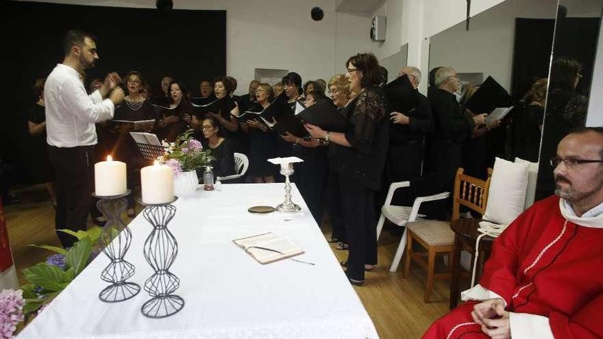 Un momento de la misa por la festividad del apóstol Santiago, ayer, en el Lar Gallego.