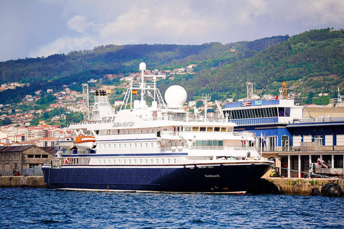 El «SeaDream II», ante la Estación Marítima de Vigo, este lunes por la tarde.