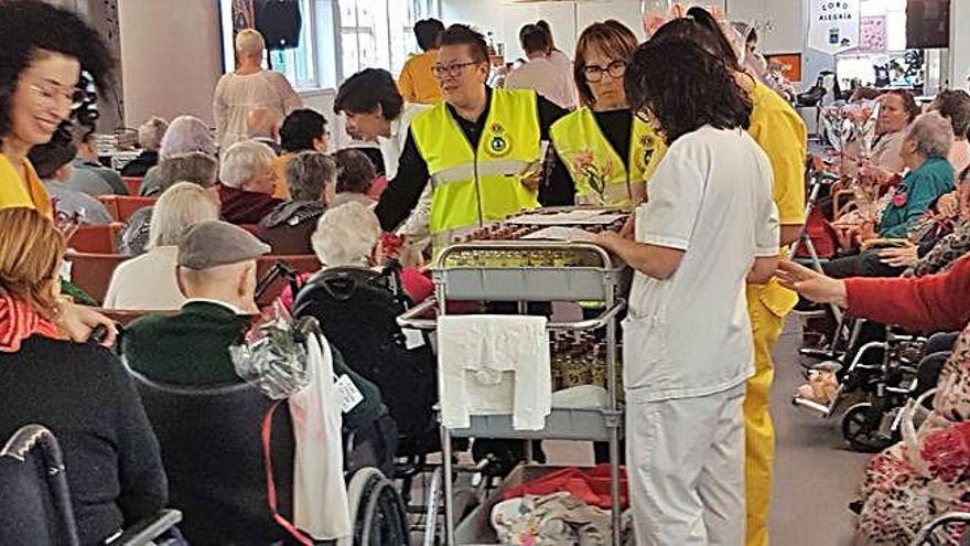 Momento de la entrega de los regalos de los Leones a los mayores.