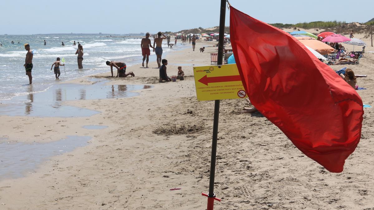 Bandera roja que indica la prohibición de baño en la playa del Carabassí