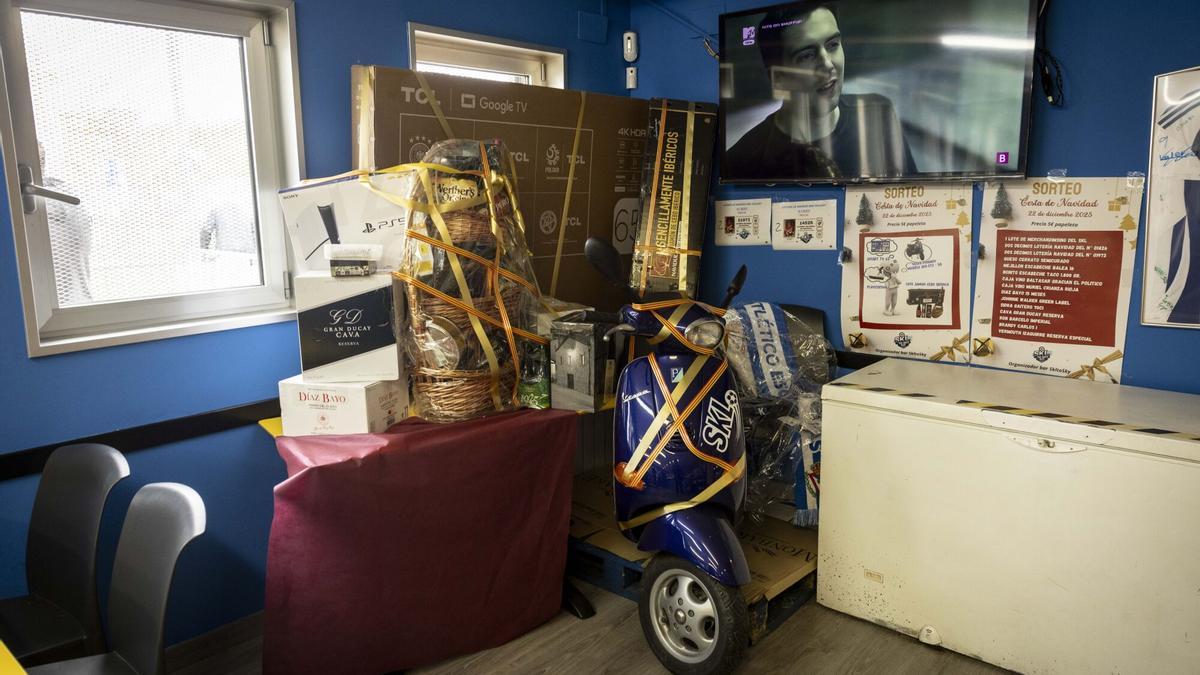 La gran cesta de Navidad del Atlético Escalerillas, en un rincón del bar.