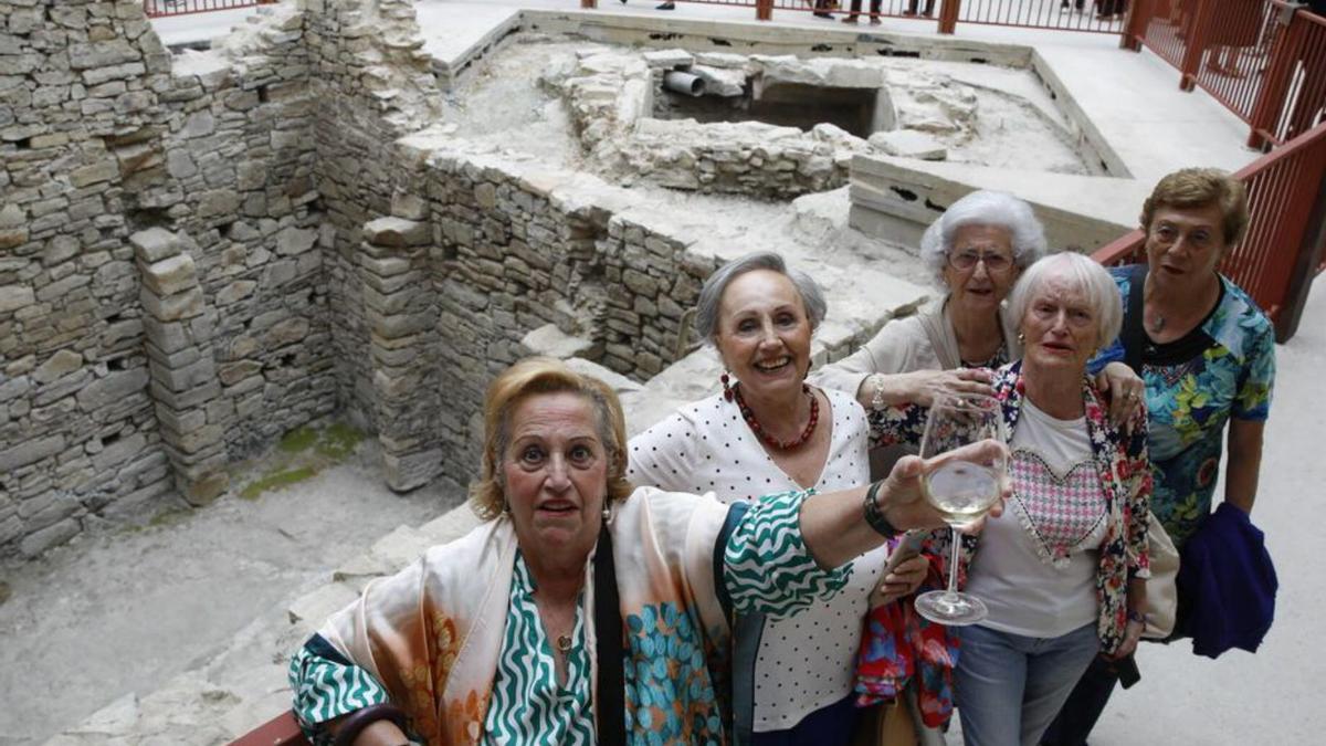 Las cigarreras Mariluz Rodríguez Vela, Tere Vela, Concepción Tranche, Violeta Gómez y María Pérez, ayer, en Tabacalera.