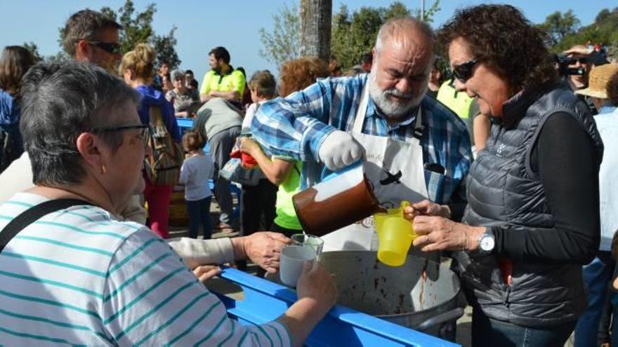 Els berguedans renoven el vot de poble pujant a Queralt per Sant Marc