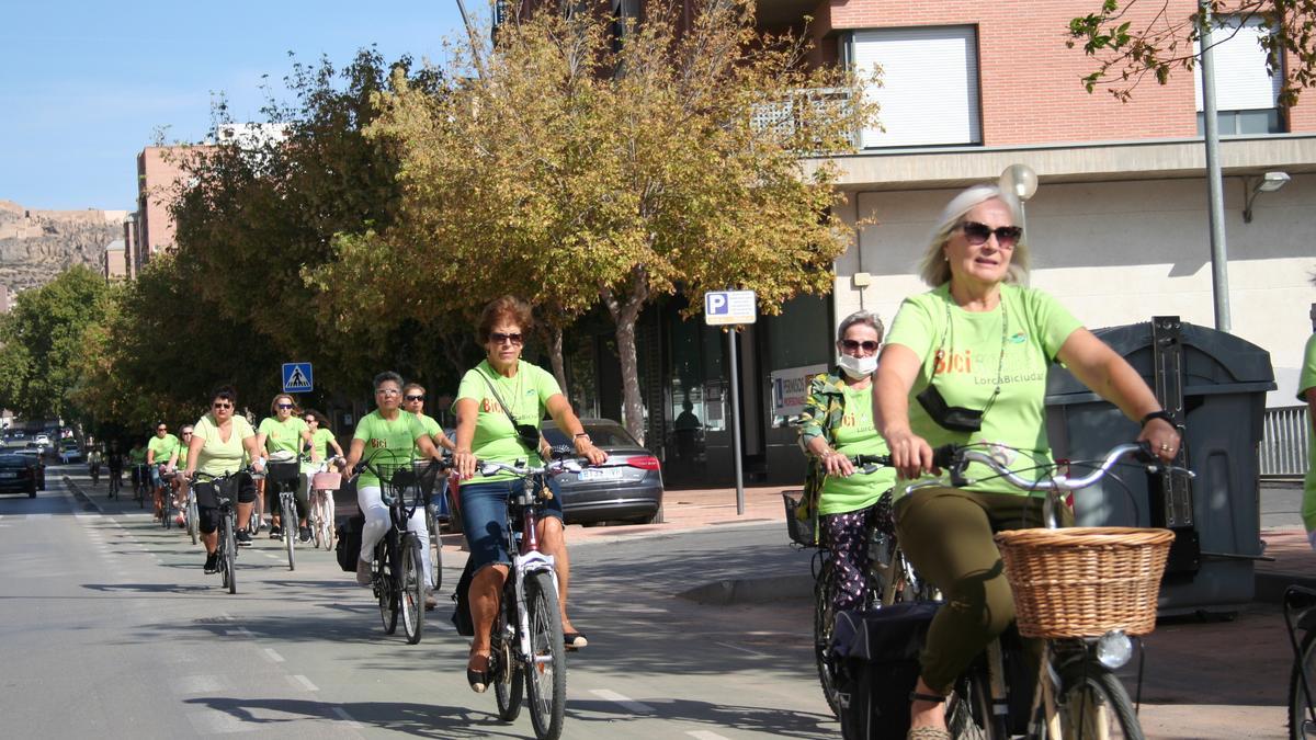 Las Biciwomen por la Alameda de Cervantes, este domingo.