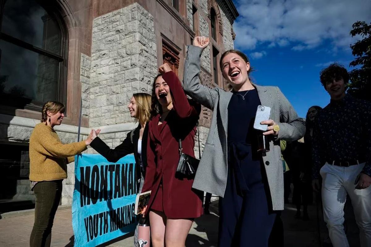 Jóvenes activistas de Montana celebrando la decisión judicial