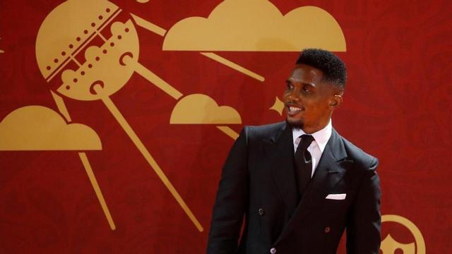 Samuel Etoo, en una imagen del 2017, durante el sorteo del Mundial de fútbol en Moscú