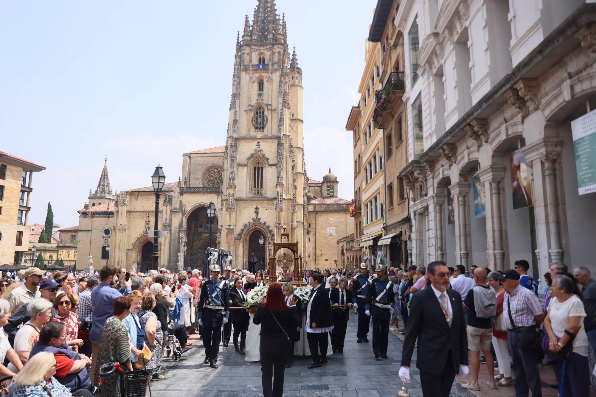 Así fue la misa del Corpus Christi en la catedral de Oviedo.