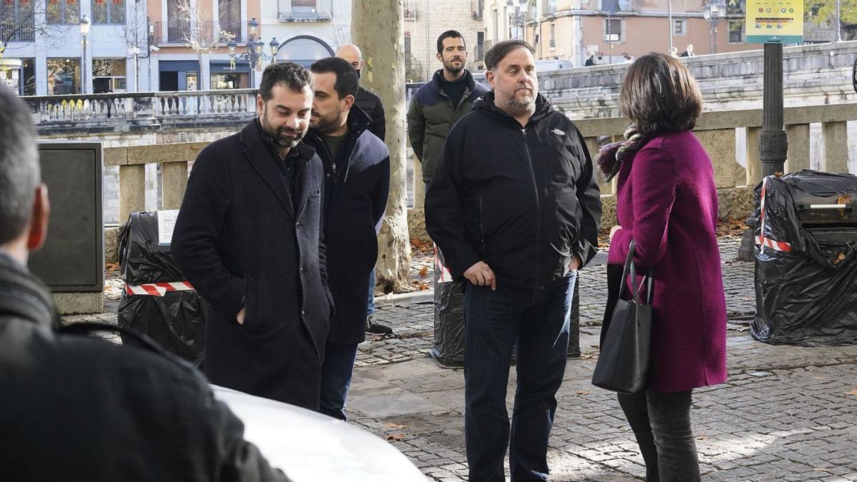 Oriol Junqueras, ahir, amb regidors d’ERC a Girona al carrer Santa Clara.  | MARC MARTÍ