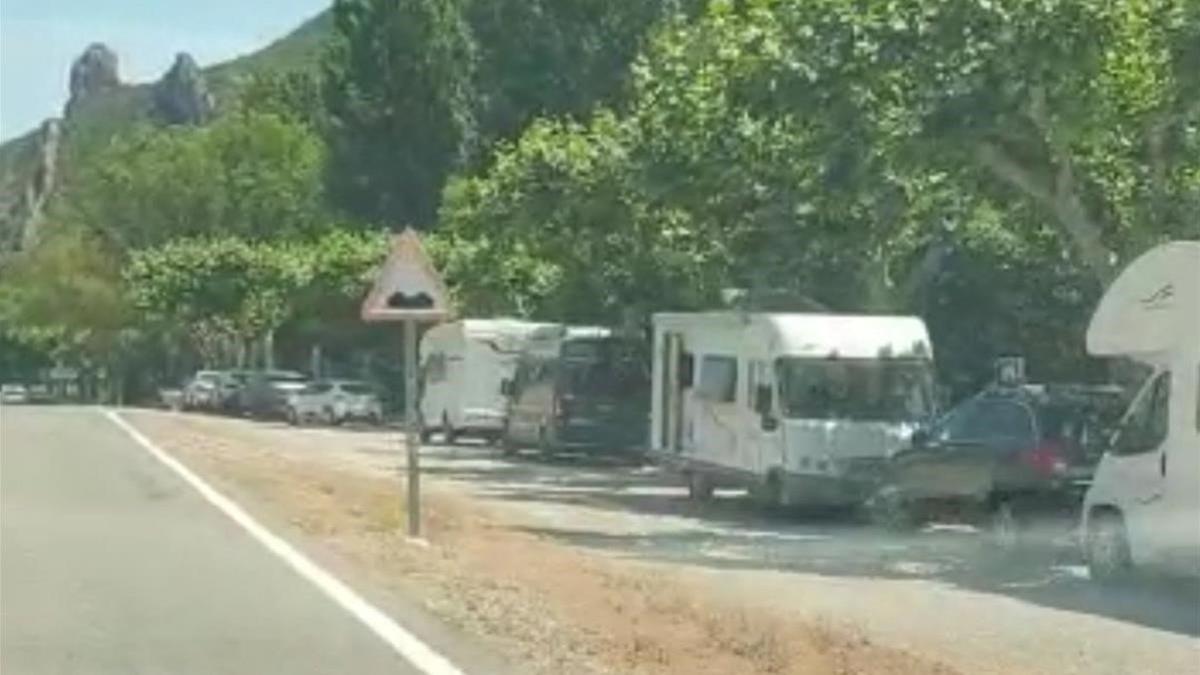 Coches aparcados en Camarasa el fin de semana.