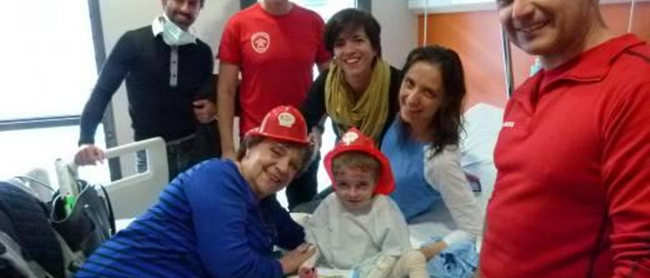 Policías y bomberos han entregado esta semana regalos a los niños que están hospitalizados en Son Espases.