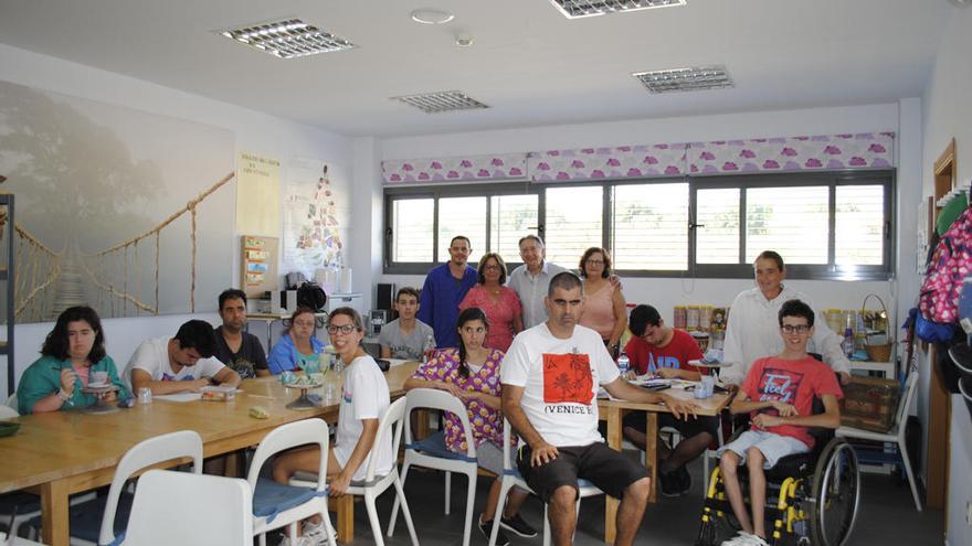 Alumnos, esta semana en el taller de cerámica, con responsables del centro ocupacional Serranía de Churriana.