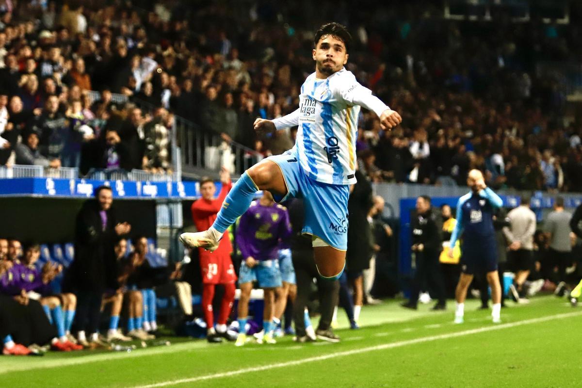 Kevin Medina celebra su gol, el tercero del partido