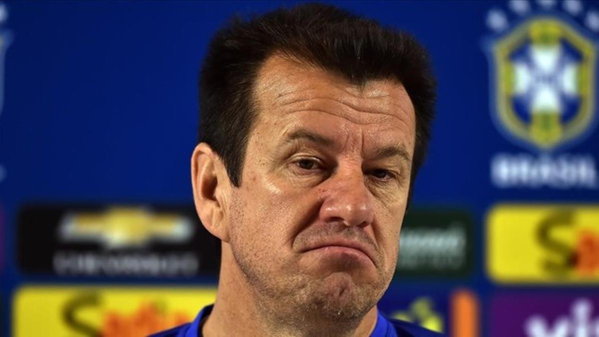 Dunga, cariacontecido tras quedar eliminado ante Perú.