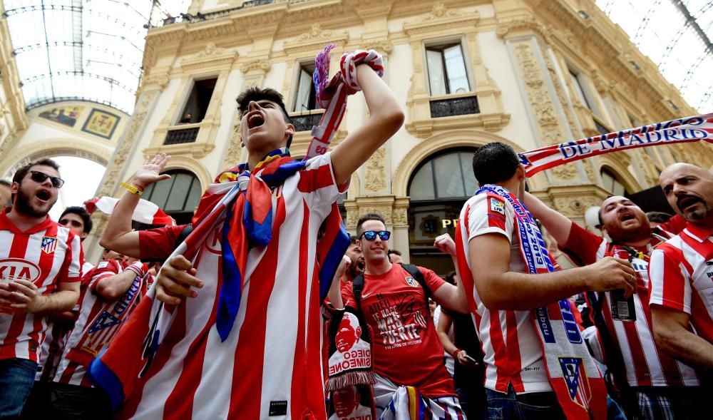 Las aficiones de Madrid y Atlético toman el centro de Milán en las horas previas al partido.