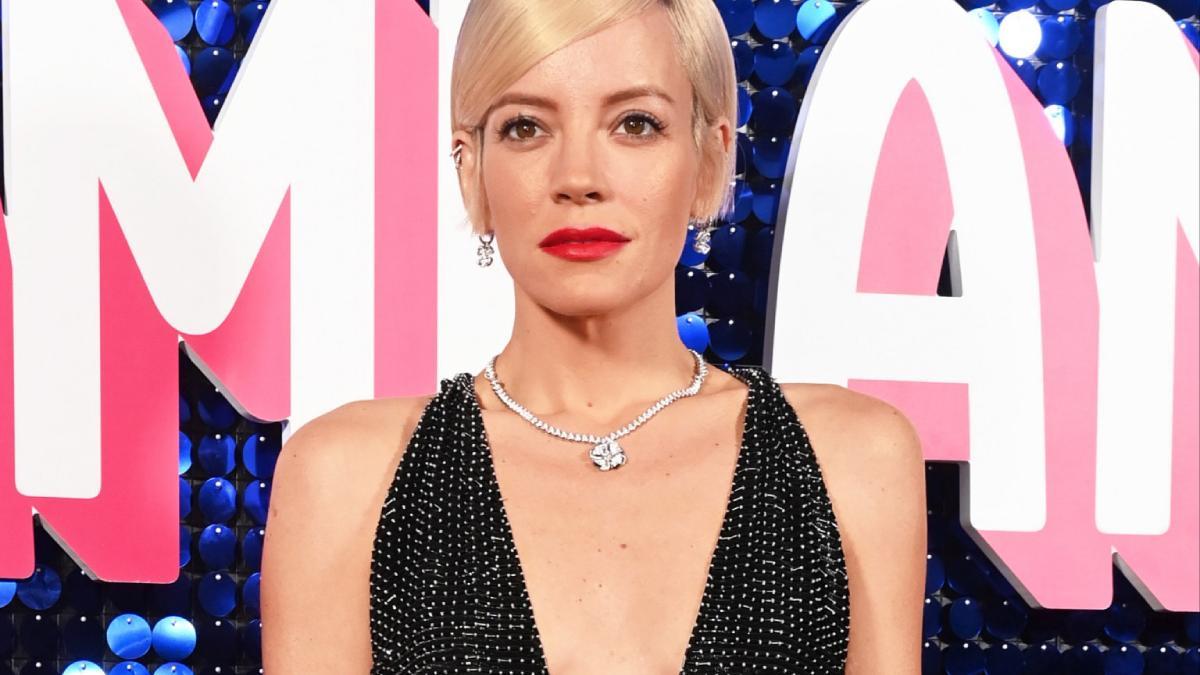 Lily Allen perdió la virginidad a los 12 años y su padre llamó a la policía