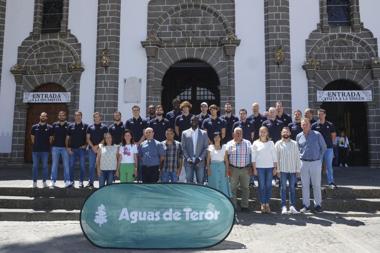 Visita de la plantilla del Granca a la Virgen del Pino