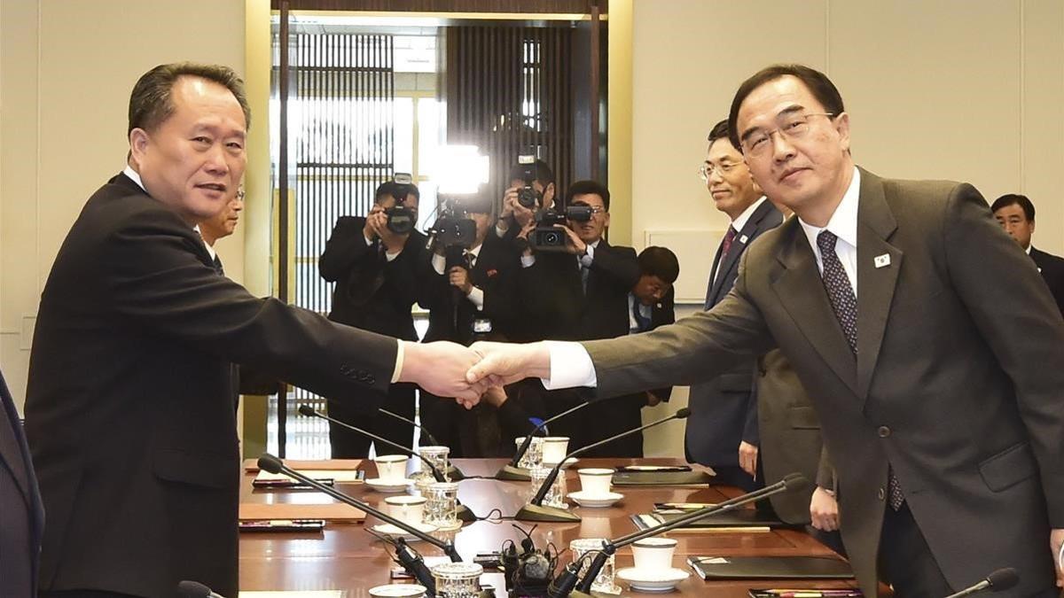 Los dos políticos coreanos se dan la mano en la reunión entre ambos países en Pammujeon.