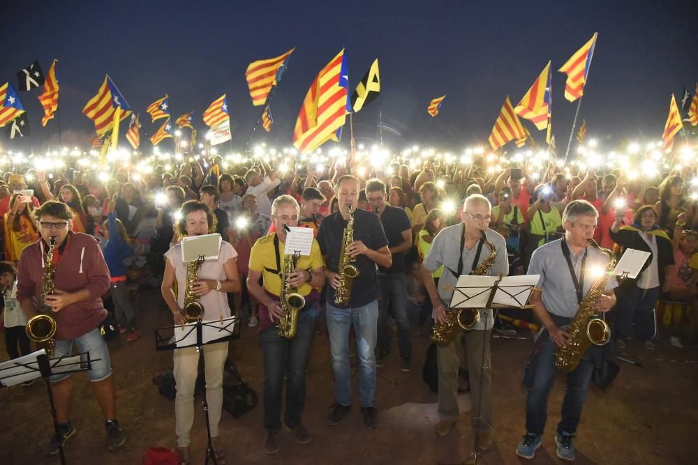 Una multitud omple Lledoners com mai en la vigília de 1-O