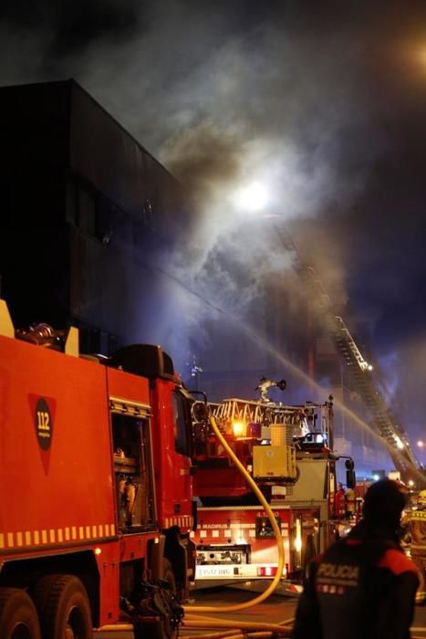 Incendi a una nau abandonada de Badalona