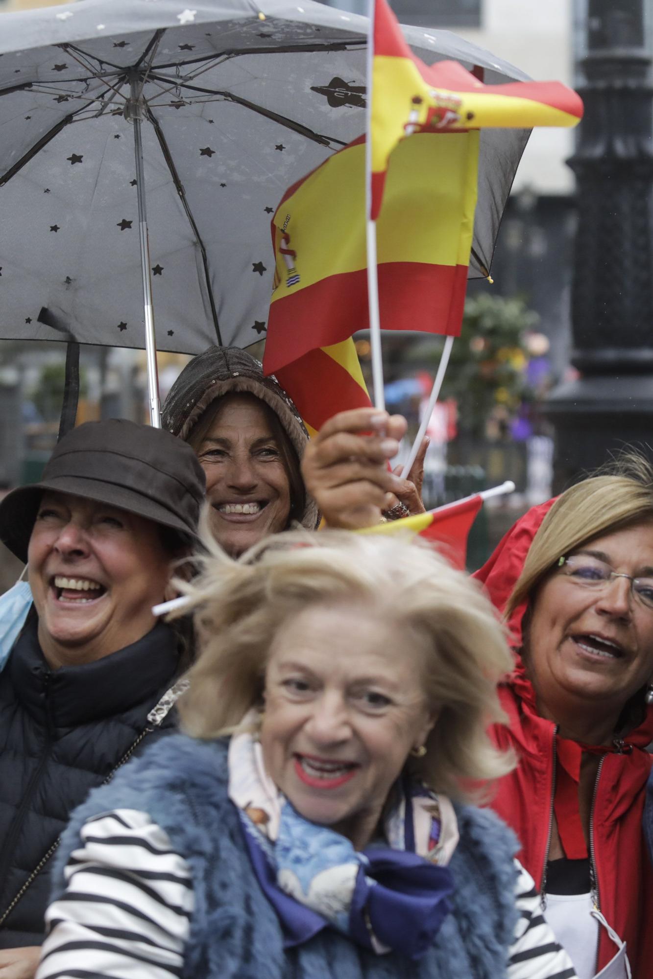 Ambiente en el entorno del Campoamor: republicanos, antisatánicos y muchos aplausos y vítores a Familia Real y premiados