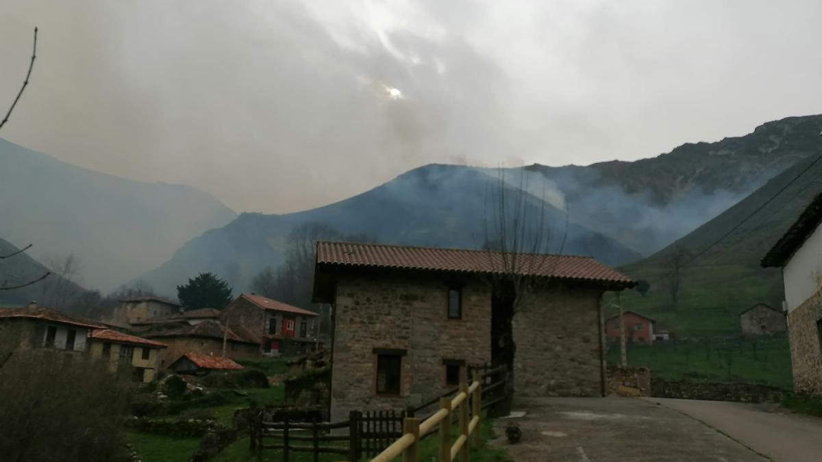 Incendio en Vallemoru, en Ponga, esta misma mañana de Jueves Santo.