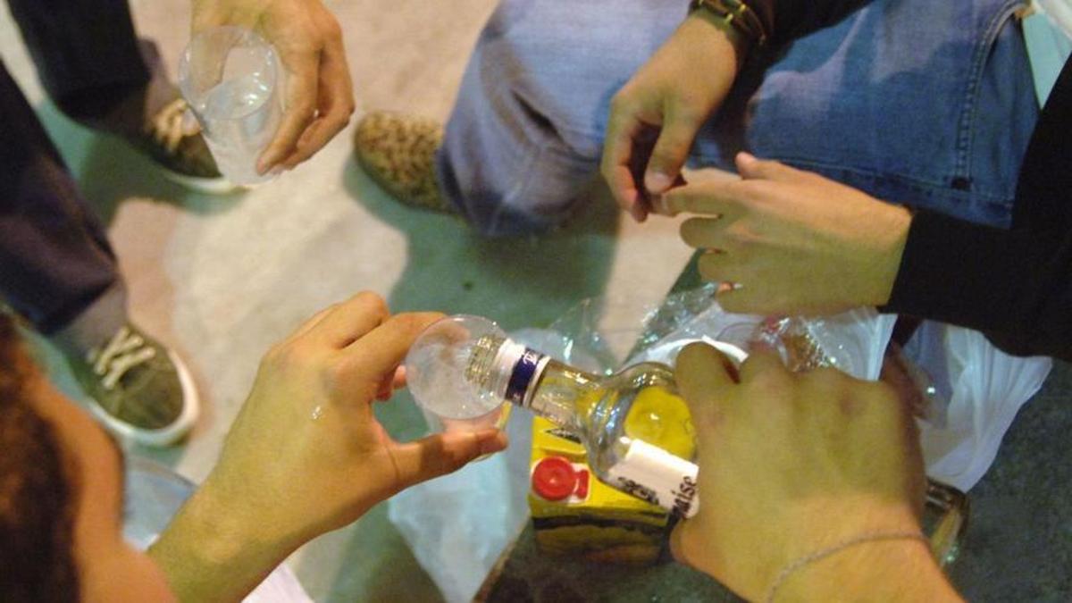 Un grupo de jóvenes, en un botellón.