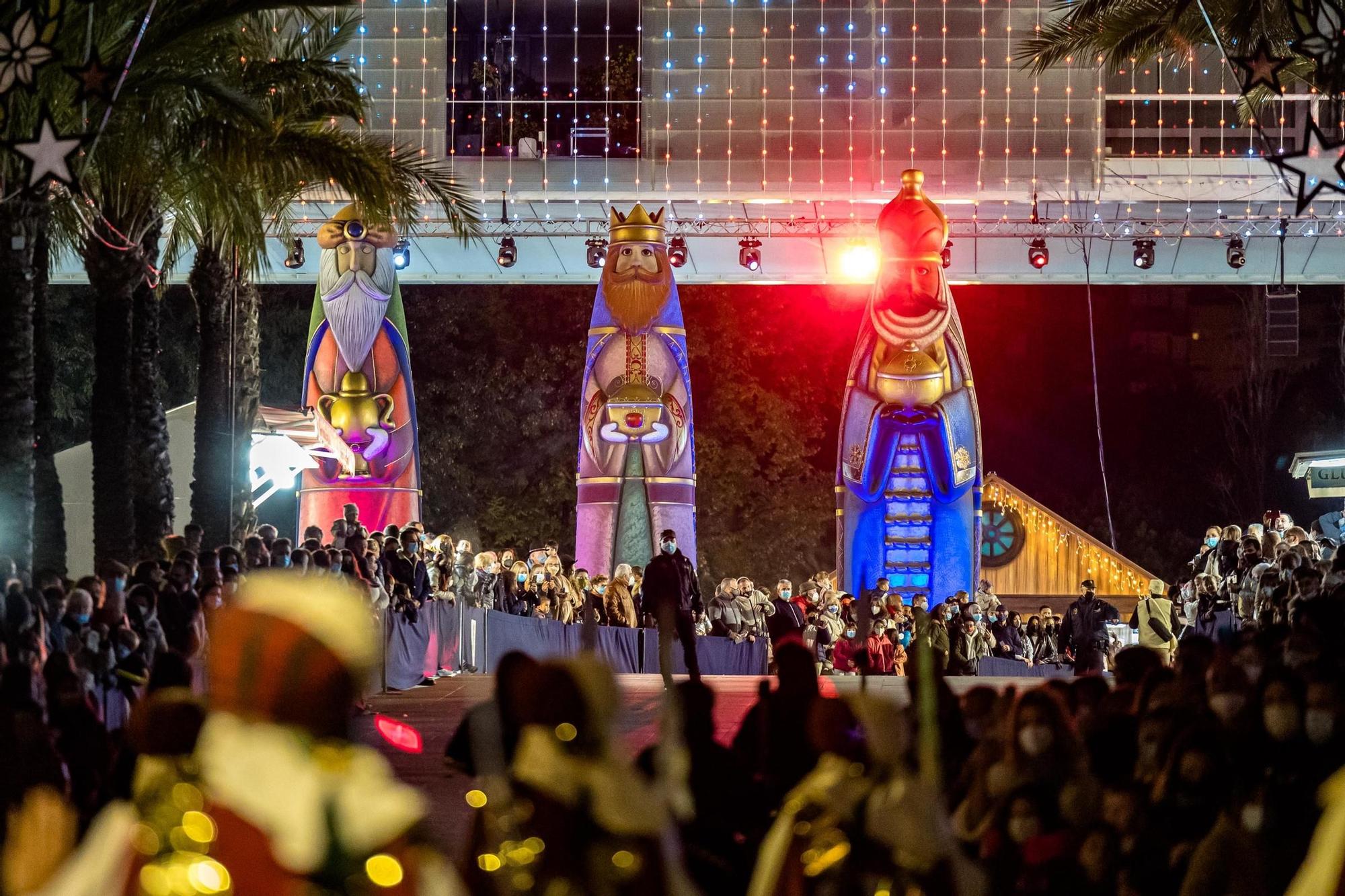 Los tres Reyes Magos fueron recibidos en el auditorio Julio Iglesias del Parque de L'Aigüera.