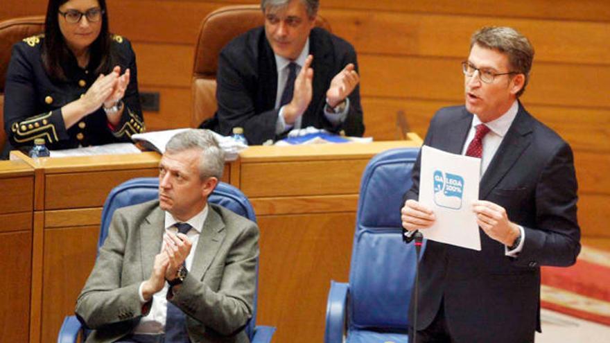 Feijóo y Alfonso Rueda en el Parlamento. //X. Álvarez